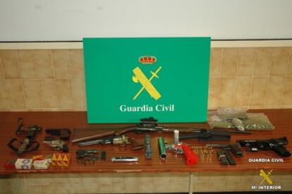 La policía encontró en casa de Marc Andrei tres pistolas, dos revólveres, una carabina, una pistola de aire comprimido, una defensa eléctrica, varias armas blancas y 90 gramos de marihuana