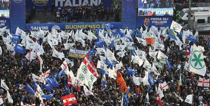 Miles de italianos, este s&aacute;bado en el m&iacute;tin de Matteo Salvini en Mil&aacute;n.