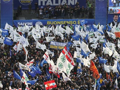 Miles de italianos, este s&aacute;bado en el m&iacute;tin de Matteo Salvini en Mil&aacute;n.