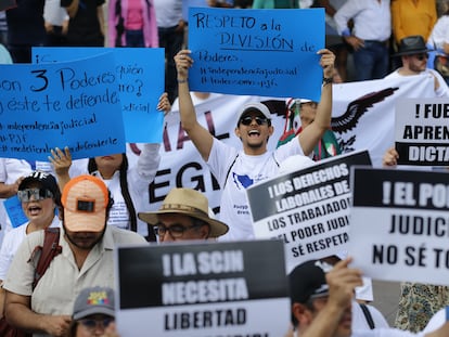 Trabajadores del Poder Judicial se manifiestan en Guadalajara, el 22 de octubre.