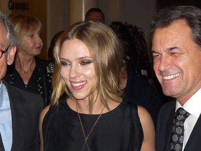Desde la izquierda, Isak Andic, presidente de Mango, Scarlett Johansson, Artur Mas y Jean Paul Gaultier.