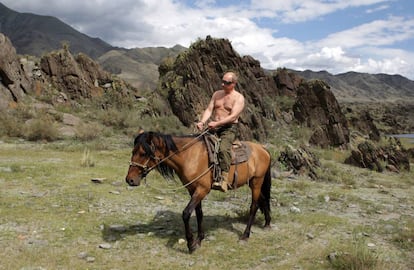 Vladímir Putin monta a caballo con el torso desnudo durante unas de sus vacaciones estivales.