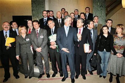 Manuel Marín y Alfonso Guerra posan con los diputados y miembros del Parlamento de Cataluña que forman la ponencia.