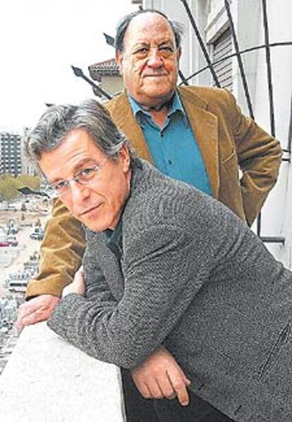 El director Félix Prader (delante) y el escritor Javier Tomeo.