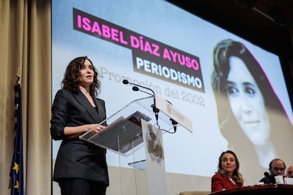 La presidenta de la Comunidad de Madrid, Isabel Díaz Ayuso, interviene tras recibir la distinción como Alumna Ilustre de la Universidad Complutense de Madrid, en 2023.