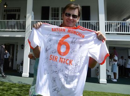 El inglés Nick Faldo posa con una camiseta con los autógrafos de los futbolistas del Bayern de Múnich.