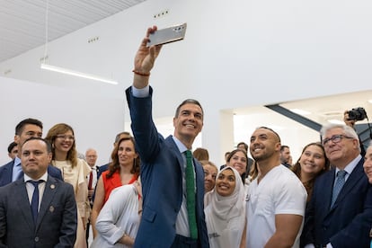 Pedro Sánchez, en el centro de la imagen, ayer durante el acto de inauguración del Hospital Universitario de Melilla