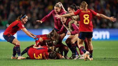 Olga Carmona of Spain celebrates with teammates after scoring the winner against Sweden. 