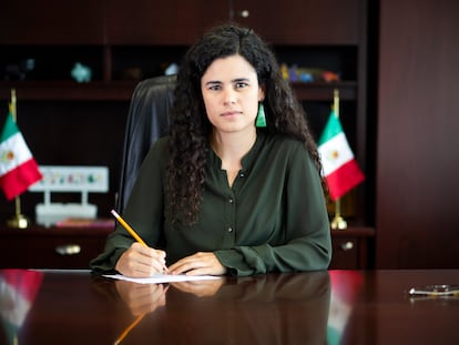 Luisa María Alcalde Luján, titular de la Secretaría del Trabajo y Previsión Social, posa para un retrato en su oficina en Ciudad de México, este 12 de julio.