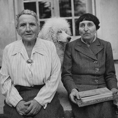 Gertrude Stein (i) y Alice Tokias