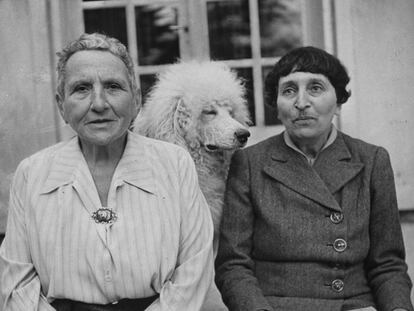 Gertrude Stein (i) y Alice Tokias