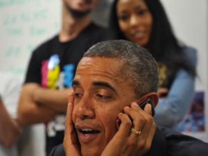El presidente Obama telefonea a un voluntario de su campaña desde Orlando, Florida, este domingo.