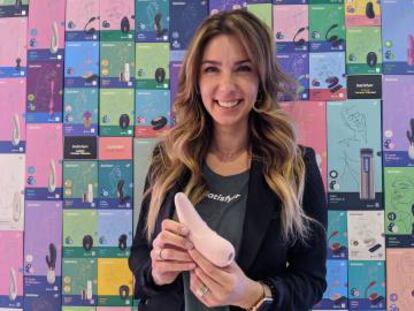 Vanessa Palestino, empleada de Satisfyer, con un succionador de clítoris.