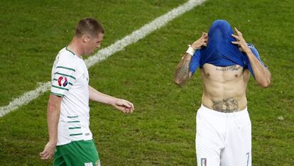 Simone Zaza (d) se lamenta durante el Italia-Irlanda.