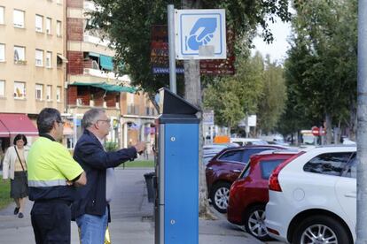 Un home paga la zona blava a Sant Cugat.