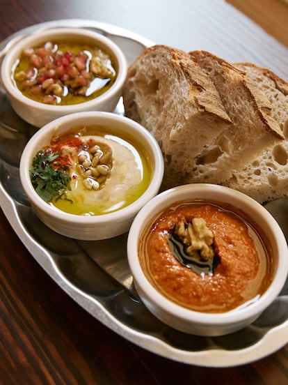 Humus con piñones tostados, 'baba ganoush' con nueces y perlas de granada y 'muhammara' de pimientos asados con nueces.