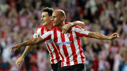 Aduriz abraza a Mikel Rico tras el gol de este.