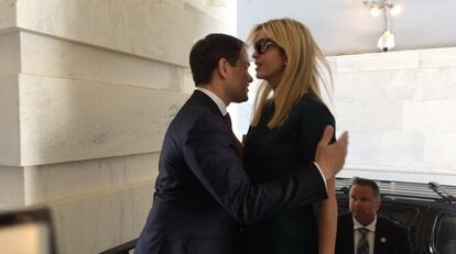 Marco Rubio e Ivanka Trump durante su fallido saludo.