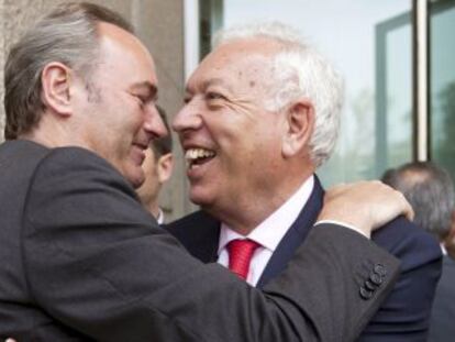 El presidente de la Generalitat, Alberto Fabra, abraza al ministro de Asuntos Exteriores, Jos&eacute; Manuel Garc&iacute;a Margallo.