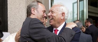 El presidente de la Generalitat, Alberto Fabra, abraza al ministro de Asuntos Exteriores, José Manuel García Margallo.