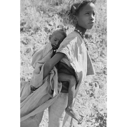 Noviembre de 1984. Una mujer y su hijo caminan hacia la capital del país, Addis Abeba. Aún les quedaban 250 kilómetros por delante.