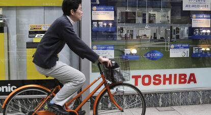 Toshiba prevé registrar pérdidas por unos 8.300 millones de euros en el último año fiscal. 