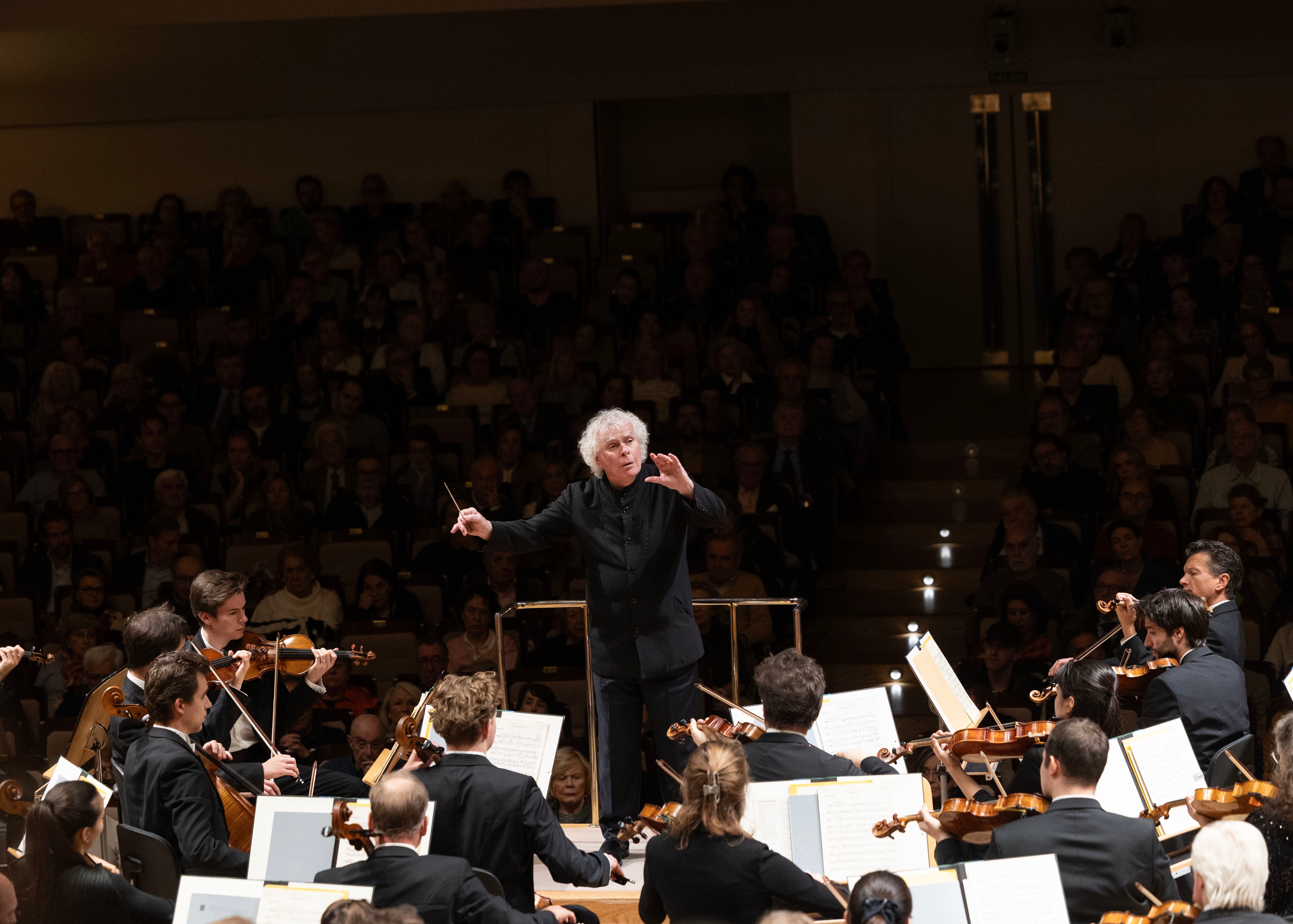 Simon Rattle dirigiendo a la Sinfónica de la Radio de Baviera durante la rapsodia ‘Tarás Bulba’ de Leoš Janáček, el 19 de noviembre en el Auditorio Nacional.