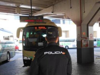 Detenida una mujer por maltratar y echar de casa a su hija de ocho años