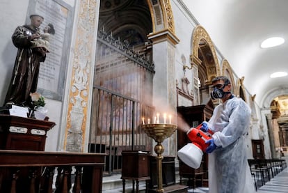 Un trabajador con traje de protección desinfecta la basílica de Santa María en Trastévere, en Roma (Italia). El país se encuentra en la segunda fase de la desescalada y está levantando algunas de las restricciones impuestas por el Covid-19.