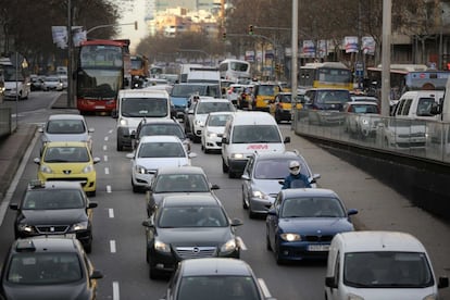 Cues de cotxes aquest matí a la plaça Espanya.