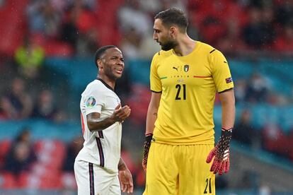 Raheem Sterling (izq.) hace un gesto al portero italiano Gianluigi Donnarumma la final de la Eurocopa 2020 el 11 de julio de 2021.