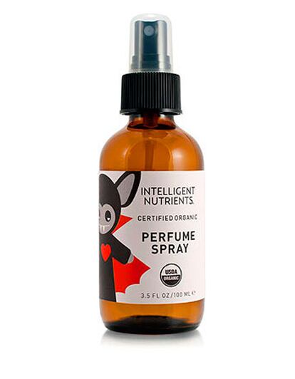 Perfume en spray de Intelligent Nutrients. Geranio, menta, romero o cedro son algunos de los ingredientes que le otorgan su agradable aroma. Debe rociarse tanto en el cuerpo como en el cabello y también es recomendable pulverizarlo en la habitación en la que nos encontremos. De venta en amazon.com (29,80 euros aproximadamente).