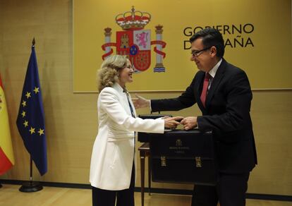 La recién nombrada ministra de Economía Nadia Calviño recibe la cartera de su antecesor en el cargo Román Escolano, durante la ceremonia de traspaso de cartera en el Ministerio de Economía en Madrid, en junio de 2018.