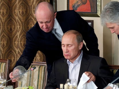 Evgeny Prigozhin (izquierda) atiende a Vladimir Putin en un restaurante a las afueras de Moscú, en 2011.