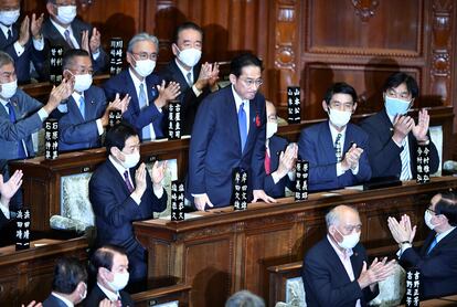 Parlamentarios aplauden al nuevo primer ministro japonés, Fumio Kishida.