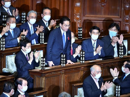 Parlamentarios aplauden al nuevo primer ministro japonés, Fumio Kishida.