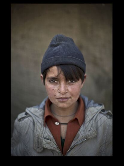 Abdulrahman Bahadir de 13 años posa para una foto en el barrio de las afueras de Islamabad (Pakistán) donde jugaba con otros niños refugiados afganos.