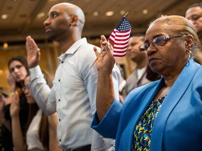 Carmen Mateo, mujer dominicana, participa en una ceremonia de naturalización de EE UU en Nueva York, en una fotografía de archivo.