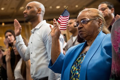 Carmen Mateo, mujer dominicana, participa en una ceremonia de naturalización de EE UU en Nueva York, en una fotografía de archivo.