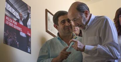 Alfredro P&eacute;rez Rubalcaba junto al secretario provincial del PSOE en Ja&eacute;n, Francisco Reyes. 