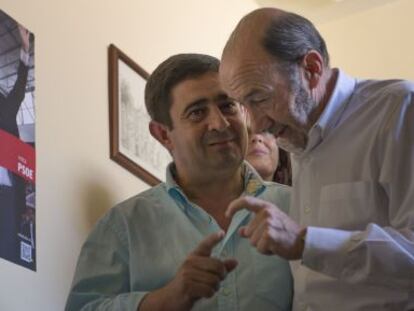 Alfredro P&eacute;rez Rubalcaba junto al secretario provincial del PSOE en Ja&eacute;n, Francisco Reyes. 