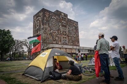 Estudiantes en un campamento propalestino frente a la torre de Rectoría de la UNAM, el 2 de mayo.