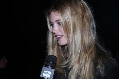 Doutzen Kroes siendo entrevistada en el front row de Theory.