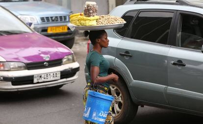 Aisssatou Ba Bourkinabe, una vendedora de cacahuetes, se abre paso con su mercancía entre el tráfico de Libreville el pasado 25 de junio de 2018.