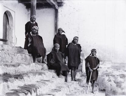 Um grupo de homens na entrada de um edifício, em uma fotografia sem data exata. Localizada no atual estado de Chiapas, Palenque era uma das cidades-estado mais importantes da civilização maia.