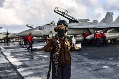 Uno de los miembros de la tripulación del portaaviones estadounidense USS Harry S. Truman en la cubierta de vuelo del barco en el mar Mediterráneo oriental. 