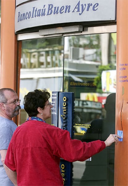 Dos clientes intentan acceder a una oficina argentina de Itaú.