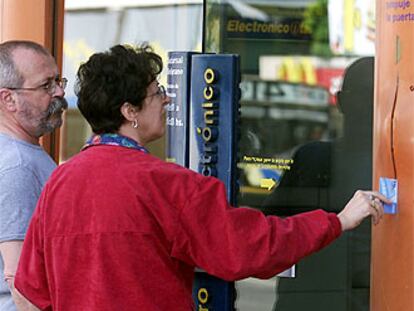 Dos clientes intentan acceder a una oficina argentina de Itaú.