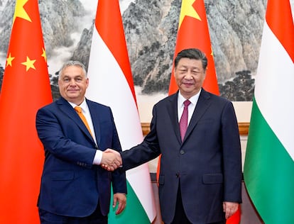 El presidente chino, Xi Jinping, junto al primer ministro húngaro, Viktor Orbán, este lunes en Pekín.