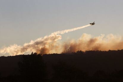 Medios aéreos -tres helicópteros bombarderos y dos aviones de vigilancia y ataque- se encuentran disponibles para trabajar en el incendio, pero lo hacen intermitentemente por la fueza del viento.